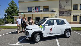 Župan Občine Renče-Vogrsko, Tarik Žigon, je danes z veseljem predal električni avtomobil oskrbovankam pomoči na domu, s čimer je občina naredila pomemben korak k boljši mobilnosti in trajnostnemu razvoju.